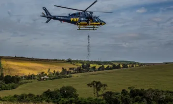 Helicóptero da PRF lança 10 toneladas de sementes para reflorestar áreas da Mata Atlântica no Paraná