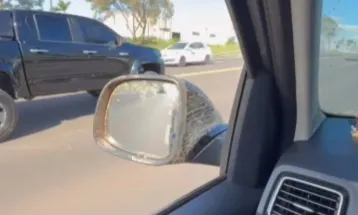 Motorista se filma em racha a 185 km/h: “Ó, com uma mão hein?”