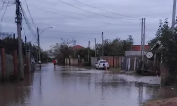 Vulnerável a cheias, ilha de Porto Alegre é atingida por chuvas