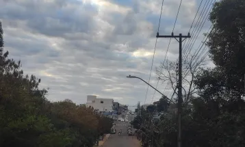 Cascavel amanhece nublada e se prepara para chegada de frente fria