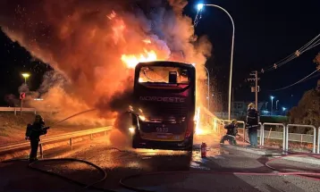 Ônibus com 45 passageiros pega fogo na BR-101 em Garuva