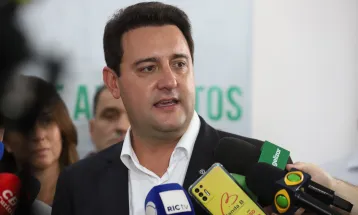 Licença de Ratinho Junior para campanha de Sandro Alex vira alvo de críticas