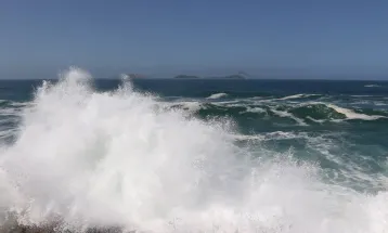 Marinha mantém alerta de ondas fortes no Rio até quinta-feira