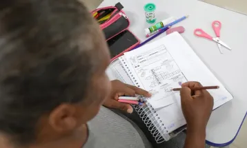 Inserção no mercado de trabalho tende a melhorar habilidade de leitura