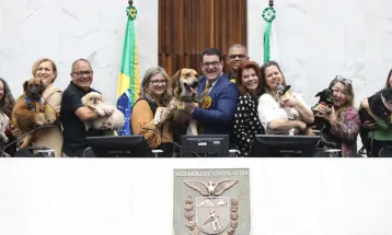 Assembleia celebra o Setembro Caramelo, mês que incentiva a adoção responsável de pets