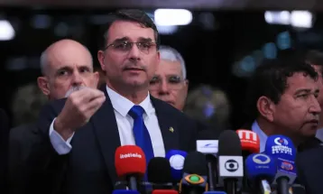 Flávio Bolsonaro sela apoio do Republicanos com promessa de indicação ao STF