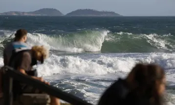 Adolescente que desapareceu com namorada no mar é encontrado