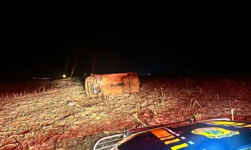 PRF apreende 96 kg de maconha após perseguição e capotamento na BR-277, em Santa Tereza do Oeste