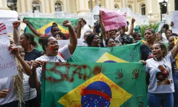 Moradores da Penha e do Alemão protestam em frente ao Palácio Guanabara após operação com mais de 100 mortos