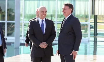 Moraes e Dino votam por manter condenação de Bolsonaro