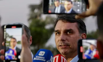 Paulo Gonet pede que Flávio Bolsonaro seja ouvido pela PF em investigação sobre Lula