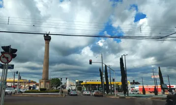 Segunda-feira (24) terá sol entre nuvens e ventos moderados em Cascavel