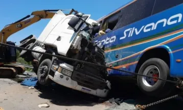 Acidente entre carreta e ônibus deixa quatro mortos na BR-116, no RS
