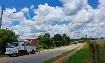 Batidas contra postes causam troca de 3,6 mil estruturas e seguem entre principais falhas de energia no Paraná
