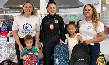 Provopar entrega kits de material escolar para crianças em situação de vulnerabilidade, em Cascavel