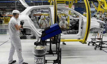 Juros altos freiam indústria, que cresce apenas 0,6% em 2025