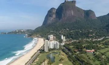 Queda de asa-delta mata instrutor e aluna em São Conrado