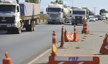PRF aponta que 44% das mortes nas rodovias envolveram caminhões