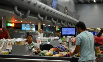 Governo adia por 90 dias regra sobre trabalho em feriados no comércio