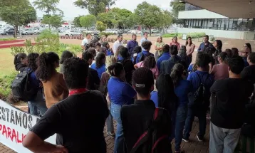 Trabalhadores protestam por atraso de salário em empresa terceirizada; prefeitura busca soluções