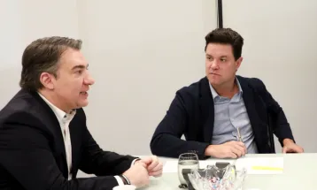 Giacobo estreia em pesquisa ao governo e aparece à frente de Guto Silva, nome do grupo de Ratinho Jr.