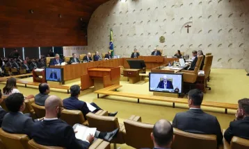 Dino pede vista e STF adia decisão sobre processos de Moraes e Mendonça