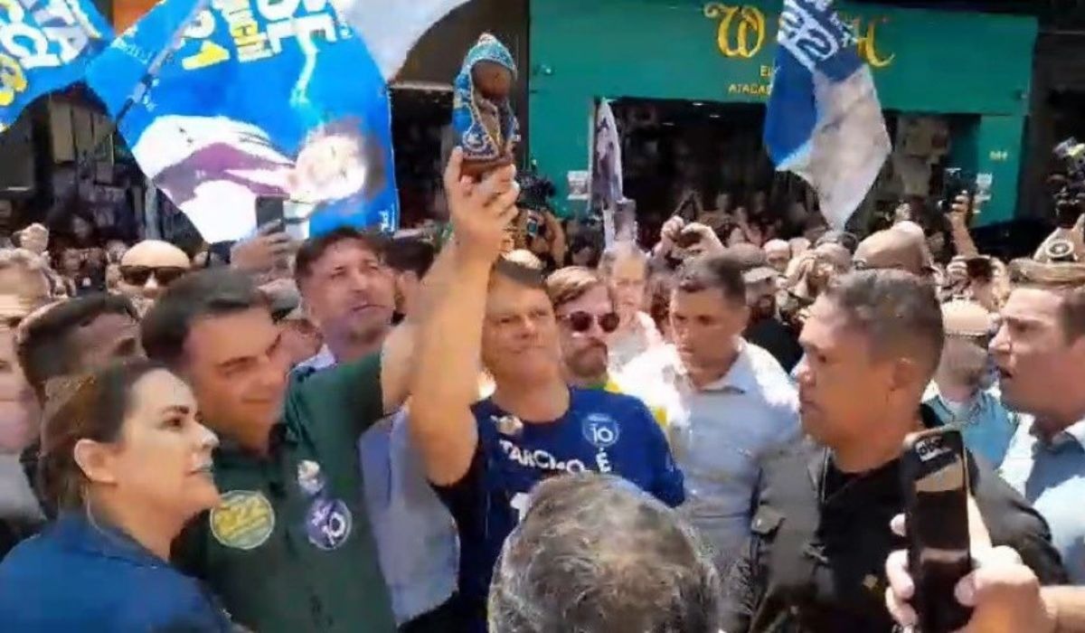 Flávio nega intenção de mudar título de Nossa Senhora e ergue imagem em ato