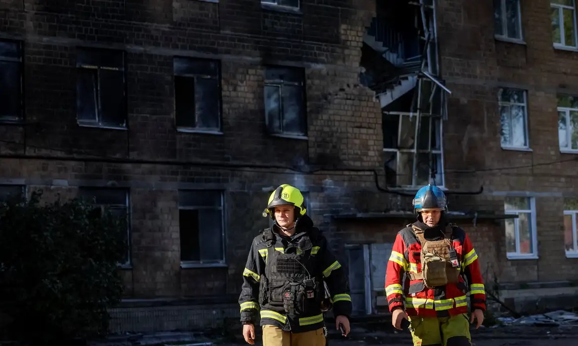 Drone russo atinge escola em Kiev durante novo ataque aéreo