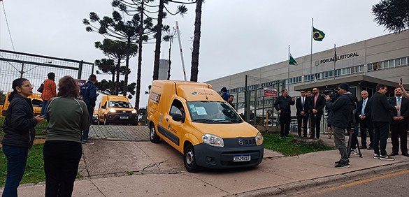 TRE-PR começa a distribuir urnas para votação deste domingo no Paraná