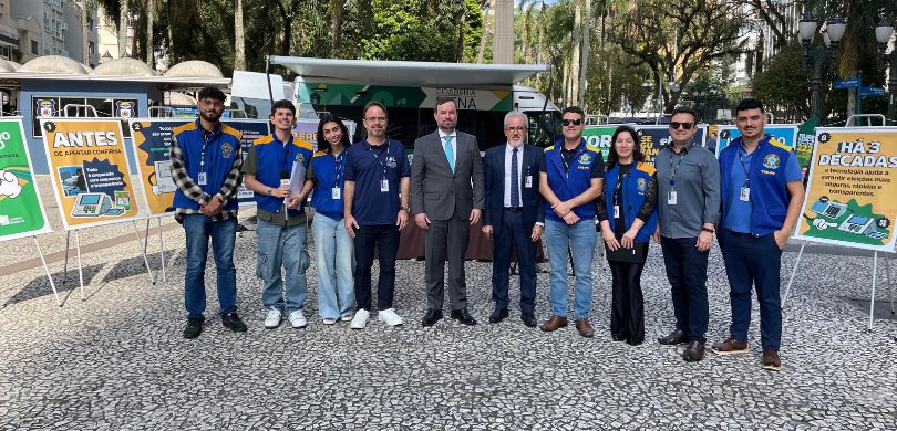 Projeto Van da Cidadania vai aos terminais de ônibus de Curitiba às vésperas do segundo turno