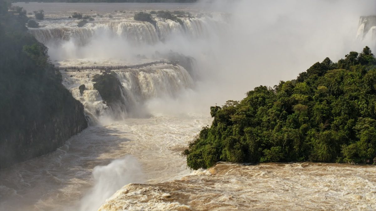 Vazão nas Cataratas do Iguaçu chega a quase seis vezes