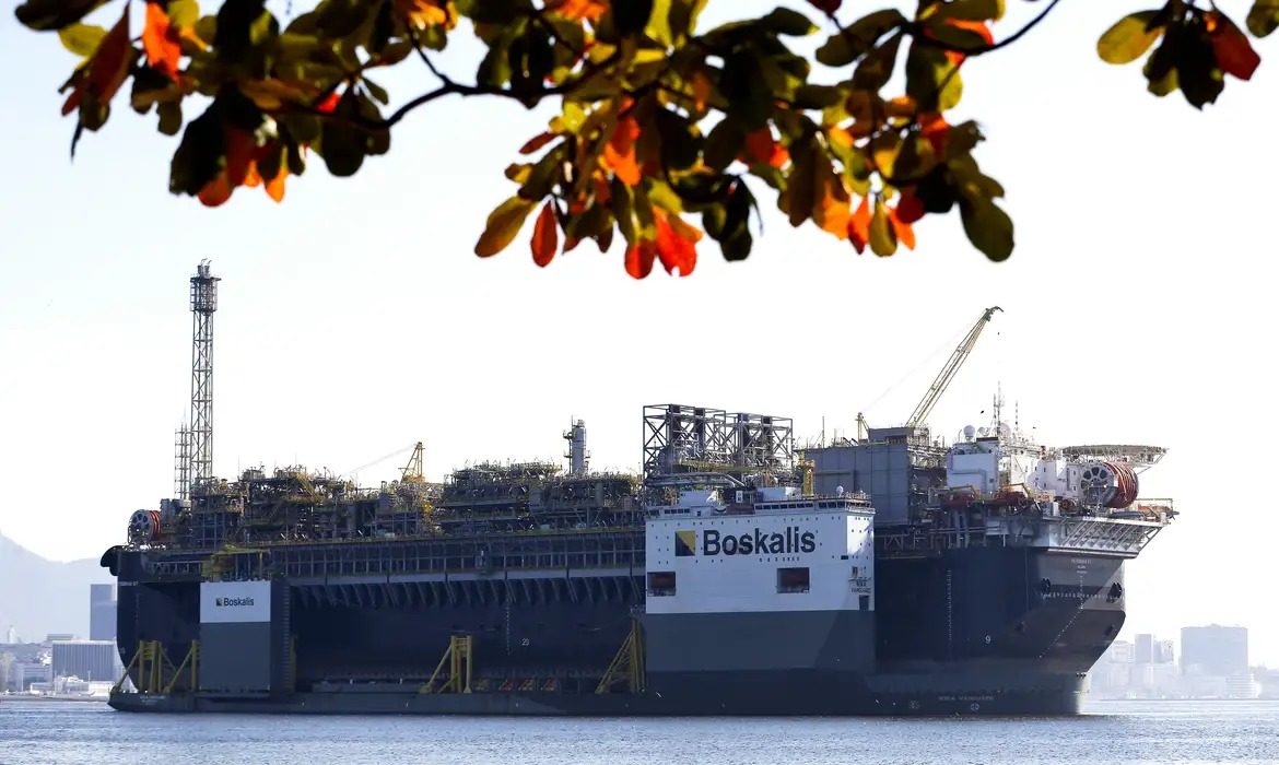Petróleo sobe após China restringir exportações de derivados