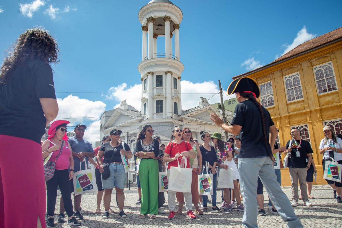 Curitiba oferece cursos de idiomas e atendimento para preparar profissionais do turismo para a temporada de Natal.