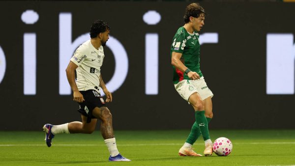 Brasileirão: Palmeiras goleia Corinthians, mas Flamengo mantém liderança