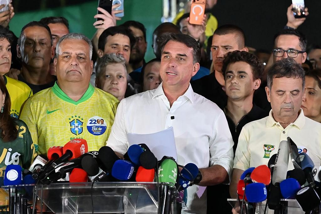 Flávio Bolsonaro afirmou nesta segunda-feira (26) que foi intimado pela Polícia Federal a entregar seus passaportes por determinação do ministro Alexandre de Moraes, do STF.