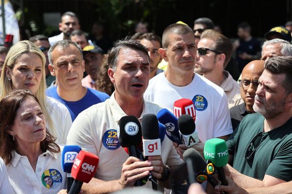 PF pede investigação sobre suspeitas de lavagem de dinheiro envolvendo Flávio Bolsonaro e advogado ligado ao caso INSS