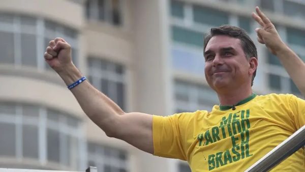 Sumiço de Flávio Bolsonaro preocupa aliados e aumenta rumores de fuga
