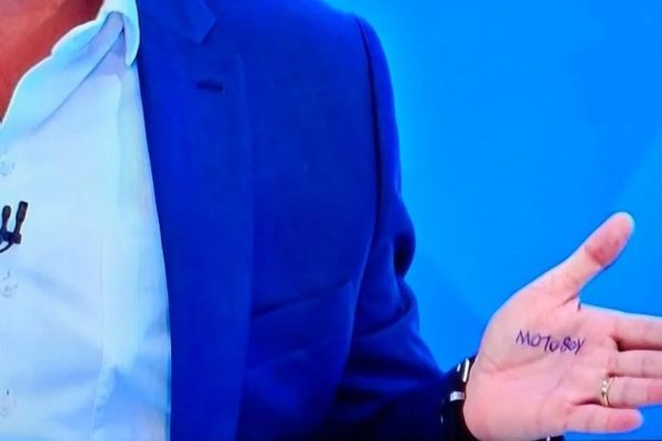 Flávio Bolsonaro leva “motoboy” escrito na mão para sabatina no Jornal Nacional
