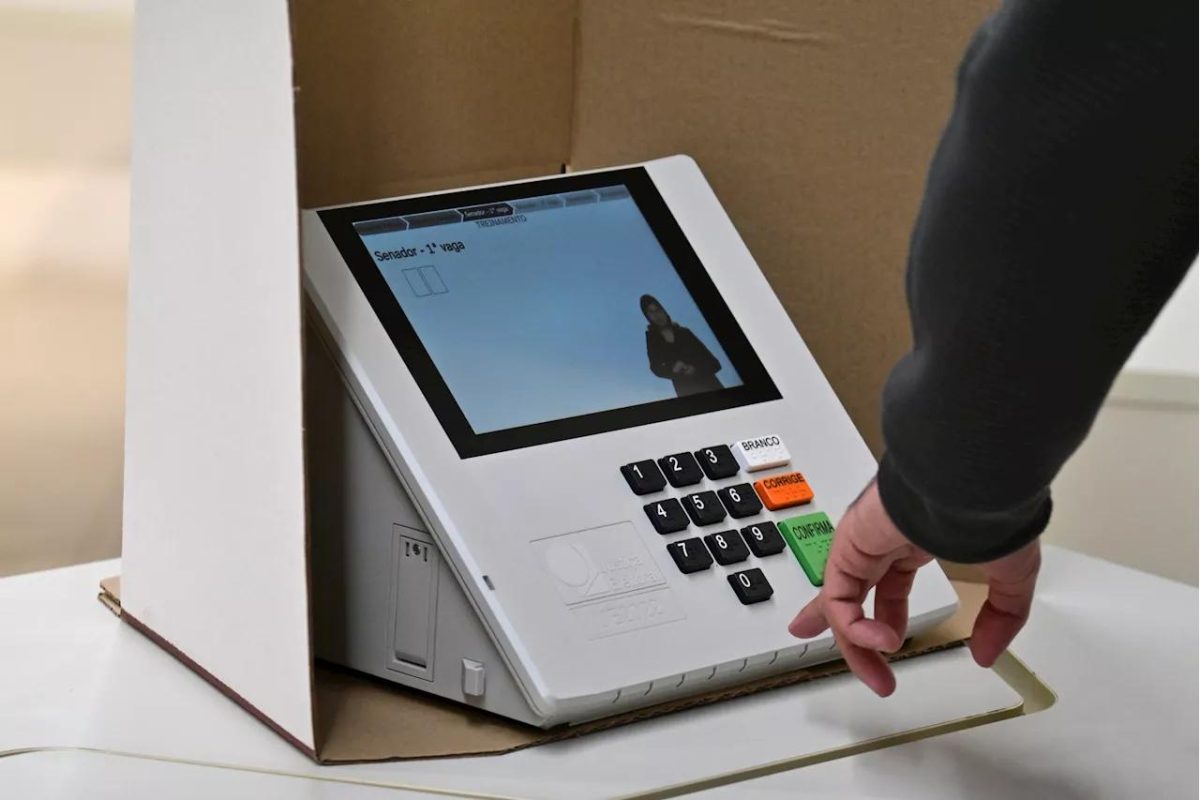 Urnas eletrônicas e procedimentos de votação são alvo de informações falsas que circulam nas redes sociais durante a reta final do segundo turno das eleições presidenciais de 2026.