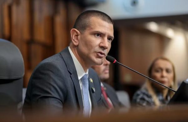 Novo governador do RJ, Douglas Ruas é alvo de investigação do MP