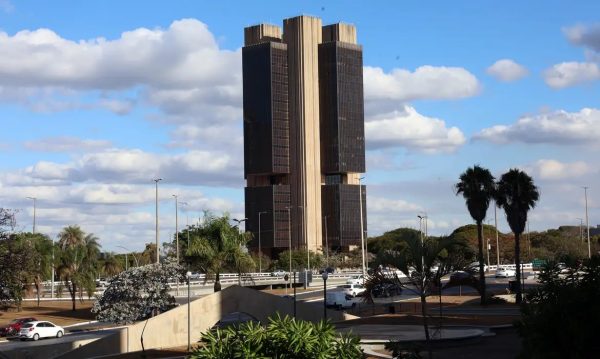 Dívida pública cresce, mas economistas divergem sobre solução para o Brasil