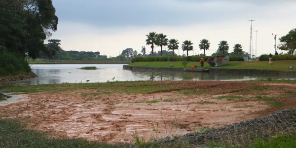 Vereador denuncia atraso e questiona destino de sedimentos retirados do Lago de Olarias em Ponta Grossa