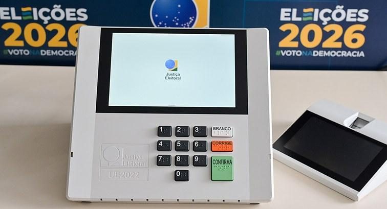Urnas eletrônicas voltaram a ser alvo de informações falsas após o segundo turno das eleições de 2026; dados oficiais do TSE desmentem alegações de fraude na votação e na apuração dos votos.