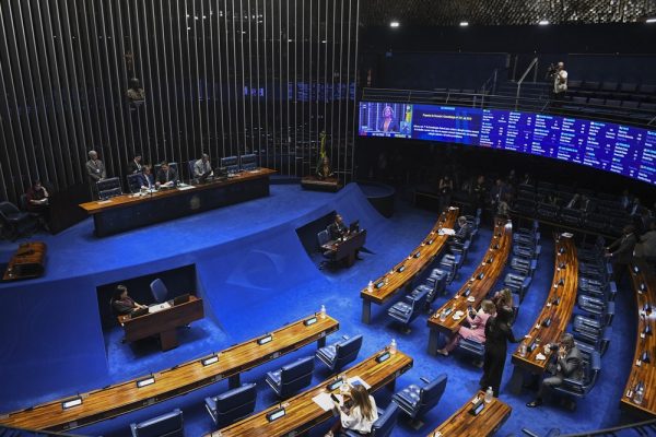 Senado vota nesta quarta-feira em primeiro turno PEC que prevê fim da escala 6x1