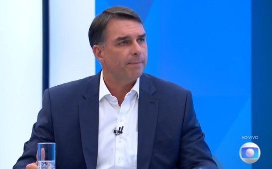 Flávio Bolsonaro apresenta dados imprecisos sobre economia e faz afirmações sem comprovação sobre o Banco Master