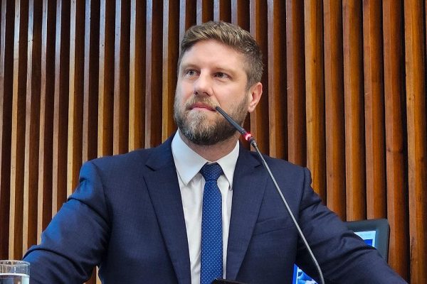 Requião Filho aciona Ministério Público Federal após ameaças de agressão a estudantes durante protestos na FAE, em Curitiba