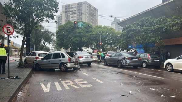 Perseguição em Cascavel deixa dois baleados e provoca série de acidentes
