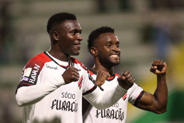 Athletico-PR domina a Chapecoense, goleia por 4 a 1 e volta ao G3