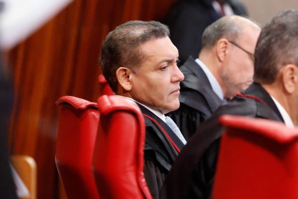 Nunes Marques reúne campanhas de Lula e Flávio Bolsonaro para discutir regras do segundo turno