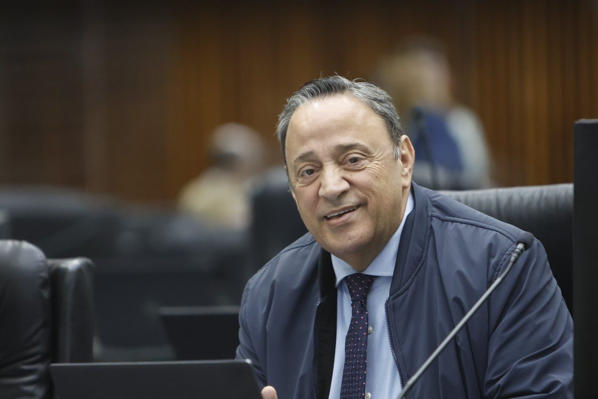 O líder do governo na Assembleia Legislativa, Hussein Bakri, acusou um deputado estadual eleito de utilizar funcionárias para enviar mensagens ofensivas à sua família e prometeu revelar a identidade do acusado e apresentar provas na tribuna.